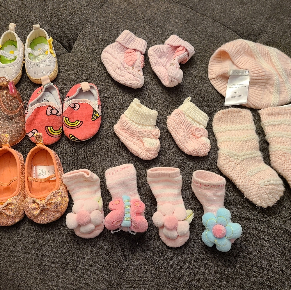 Newborn Girl Shoes/socks/Beanie
